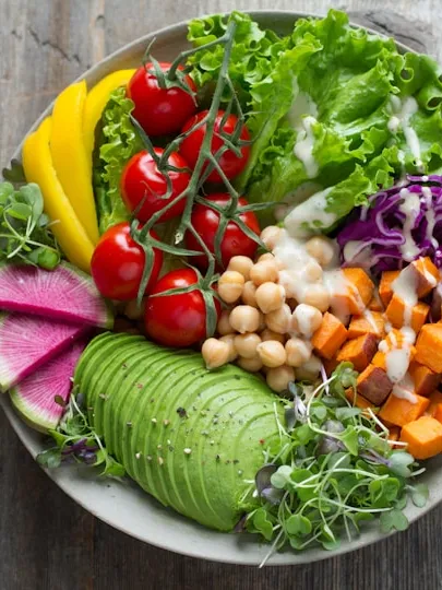 Bol de alimentos frescos y naturales